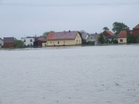 Biskup Andrzej Czaja wśród powodzian.