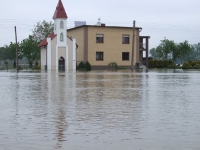 Biskup Andrzej Czaja wśród powodzian.