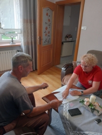Koordynatorzy pomocy powodzianom odwiedzają poszkodowanych._2