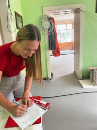 Koordynatorzy pomocy powodzianom odwiedzają poszkodowanych._3