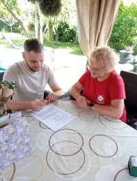 Koordynatorzy pomocy powodzianom odwiedzają poszkodowanych._9