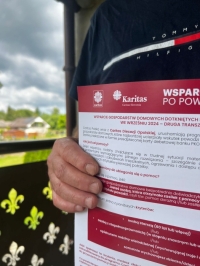 Pomoc dla powodzian w postaci kart.