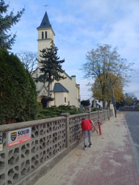 Wolontariusze SKC w Raszowej - sprzątanie cmentarza